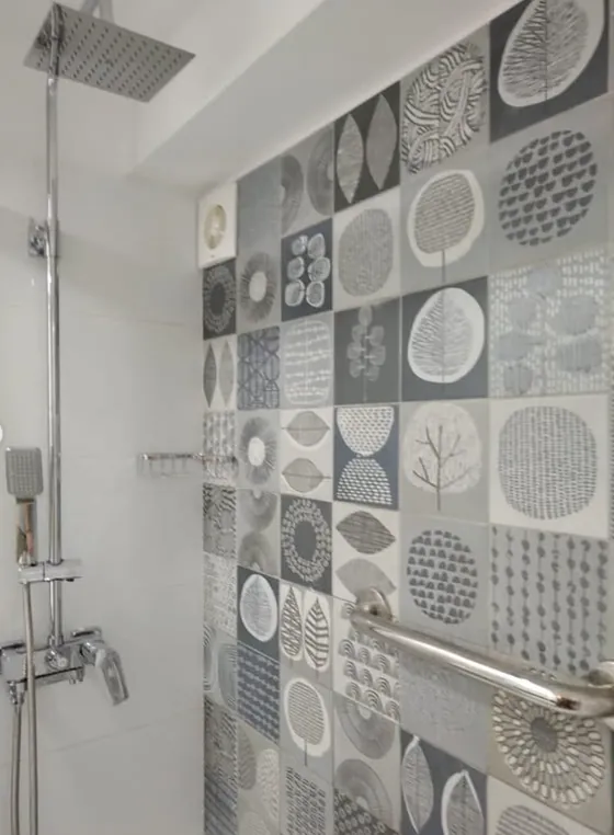 Muro de ducha con cerámica decorada gris y blanca