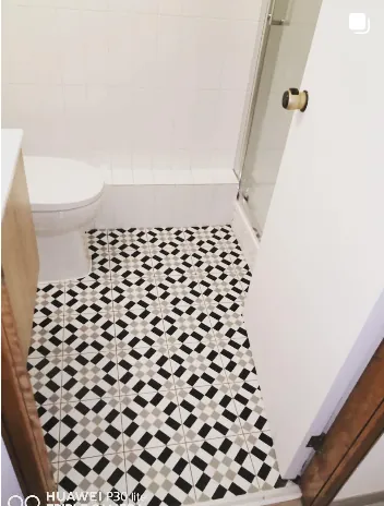 Piso de baño con cerámica de patrón geométrico blanco y negro