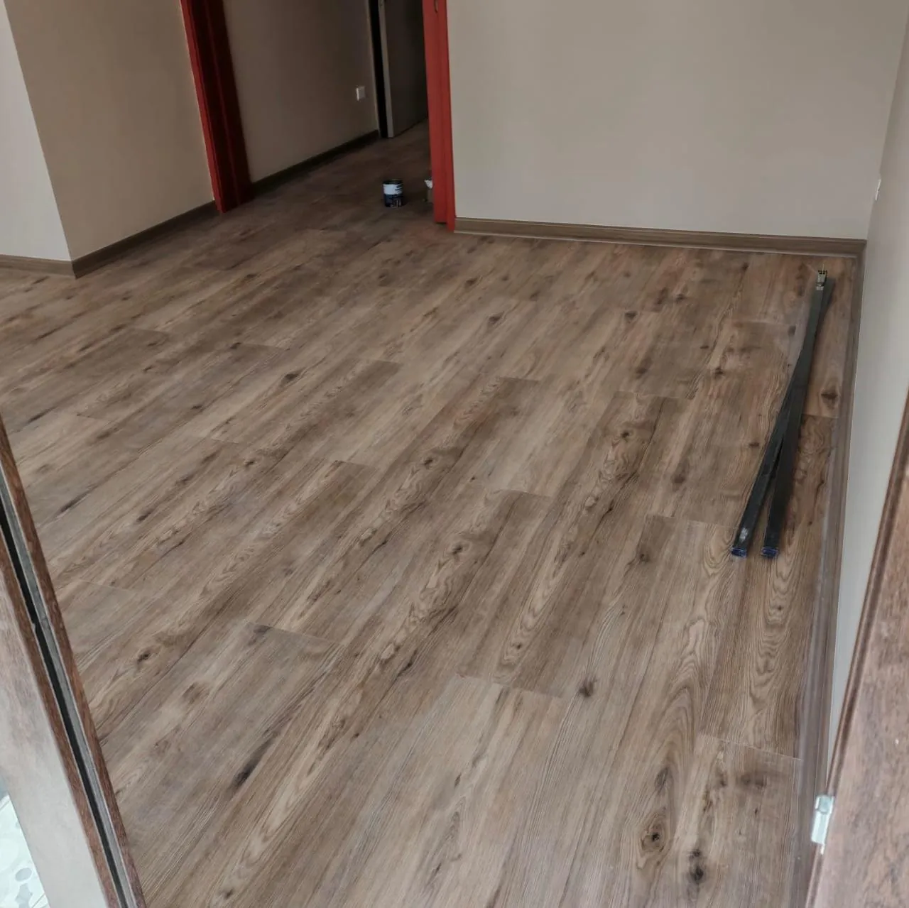 Piso flotante símil roble instalado en living y pasillo de departamento
